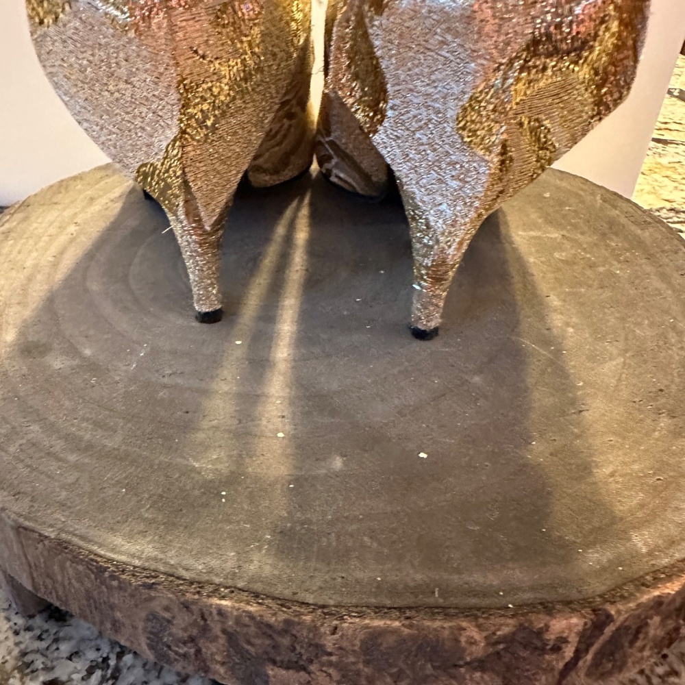 Nice Touch Gold Heels with Bows on Heels. Size 9. - Picture 6 of 7